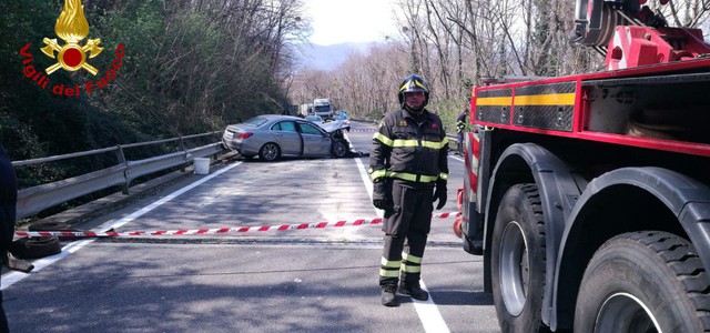 Si scontra con un’auto e finisce in un burrone, tre feriti: grave una donna