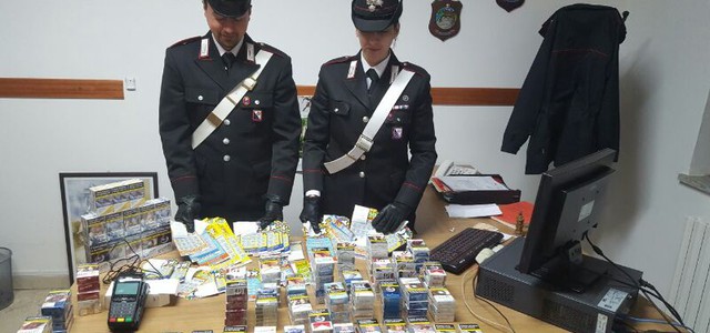 Beccato a rubare stecche di sigarette e biglietti della lotteria, arrestato 23enne