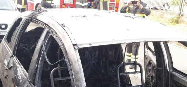 In fiamme l'auto di un consigliere comunale di Cosenza