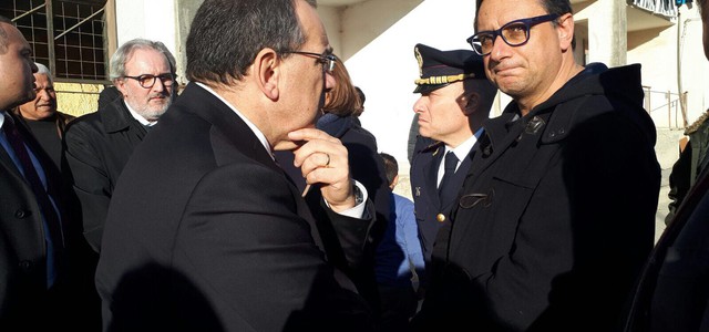Marziale e il prefetto Di Bari in visita al quartiere Ciambra 