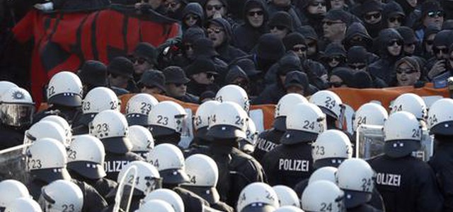 G20, scontri al corteo di protesta ad Amburgo