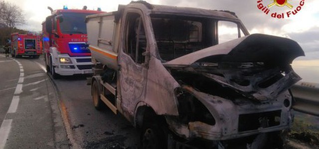 Mezzo raccolta rifiuti in fiamme a Paola