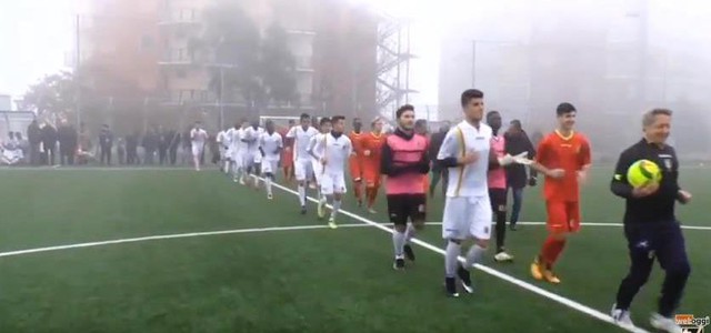 Il Catanzaro celebra la “Giornata Mondiale del Rifugiato e Migrante” giocando a pallone (VIDEO)