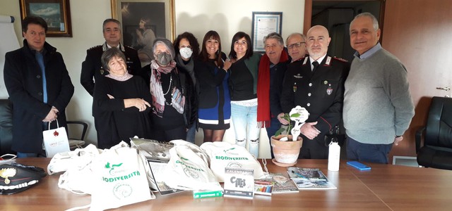 “La Befana della Biodiversità” del Comando Unità Forestali, Ambientali e Agroalimentari fa tappa al Centro Calabrese di Solidarietà: consegnati gli zainetti ecologici per i bambini di “Mondo Rosa”