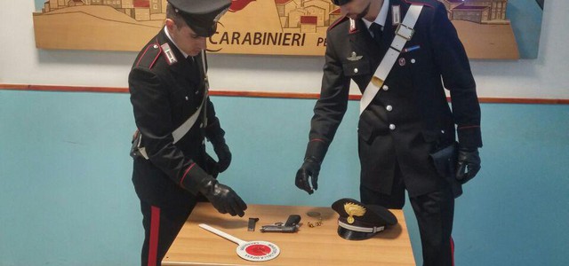 Atti persecutori e resistenza, porto abusivo di armi: due arresti