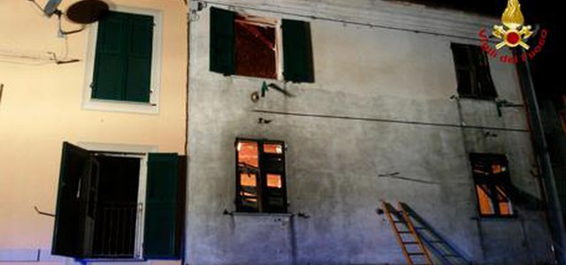 Casa brucia, coppia lancia il figlio di 6 anni per salvarlo: il papà è un operaio di Catanzaro