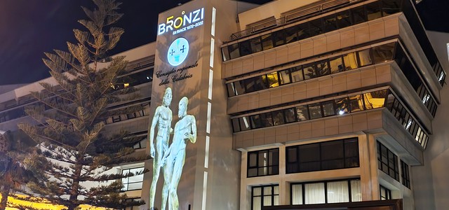 L’IMMAGINE DEI BRONZI DI RIACE PROIETTATA SULLA FACCIATA DI PALAZZO CAMPANELLA. IL PRESIDENTE MANCUSO: “L’OCCASIONE PER CELEBRARE LA RICCHEZZA CULTURALE DELLA CALABRIA”