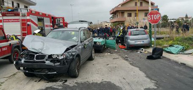 Tragedia nel reggino, scontro tra due auto: un morto e 6 feriti