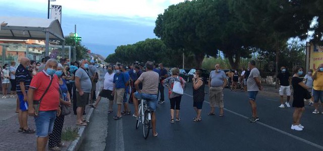 Coronavirus, migranti positivi: cittadini in strada ad Amantea