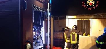 In fiamme box prefabbricato uso ufficio a Catanzaro