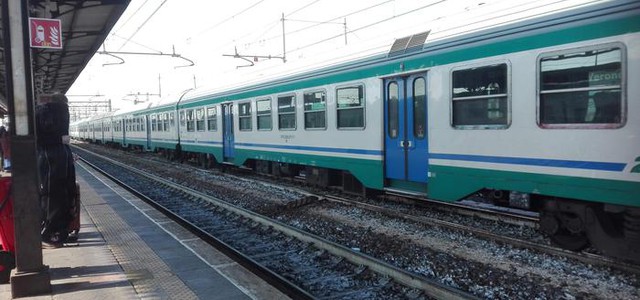 Uomo si butta sotto un treno, chiusa la linea Ionica