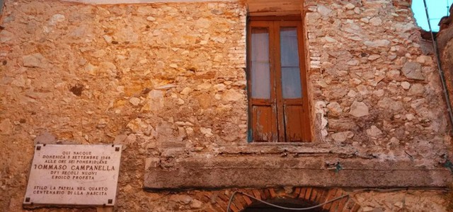 Abbattuto il balcone abusivo della casa natìa di Tommaso Campanella