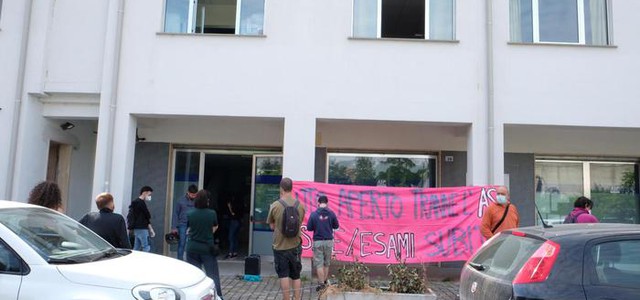 Protesta a Cosenza, riattivare servizi Consultori