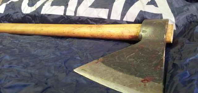 15enne con ascia contro genitori a letto