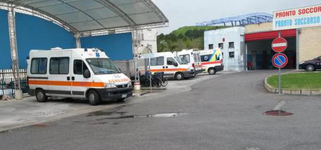 In ospedale dopo incidente stradale, colpisce poliziotto 