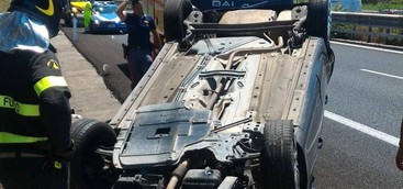 Auto si ribalta sull'A2 nel Catanzarese
