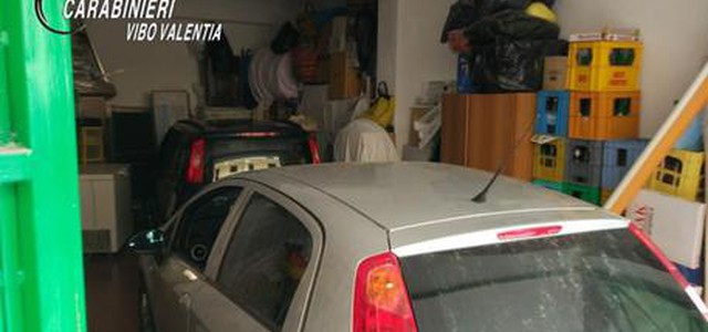 In garage auto rubate, arrestato