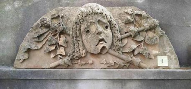 Recuperati "mascheroni" del teatro distrutto da terremoto 1908, due denunce