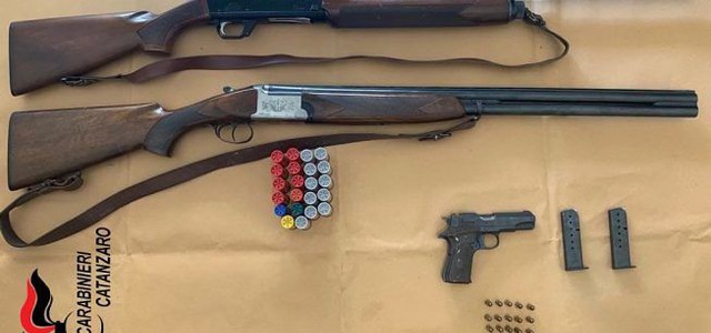 Fucili, pistola e munizioni detenuti senza autorizzazione nel Catanzarese