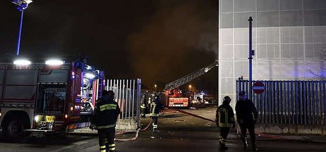 Sesto Fiorentino, in fiamme capannone occupato da immigrati: un morto