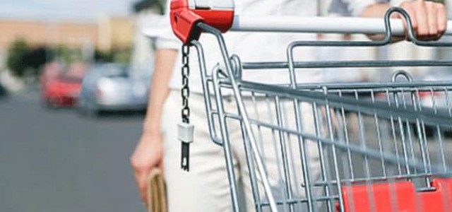 Trova una borsa piena di soldi e la restituisce alla proprietaria