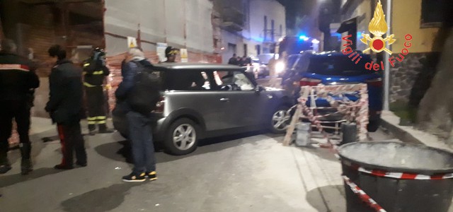 Catanzaro, perde il controllo e finisce su auto parcheggiate.