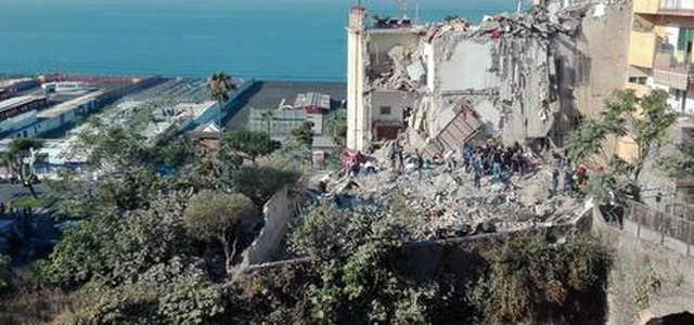 Crolla palazzina a Torre Annunziata, persone coinvolte