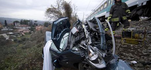 Sfonda passaggio a livello, travolto