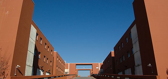 Studente aggredisce parroco all'Unical e fugge: fermato su statale in abiti femminili e una spranga