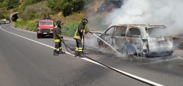 Auto prende fuoco sulla Statale 18