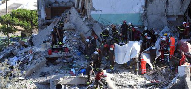 Crolla palazzina a Torre Annunziata, estratti 6 corpi, individuato settimo