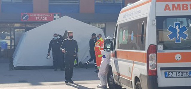 Covid: tende davanti ospedale Cosenza per attesa ricovero