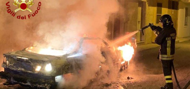Auto in fiamme nel Crotonese, a rischio un’abitazione