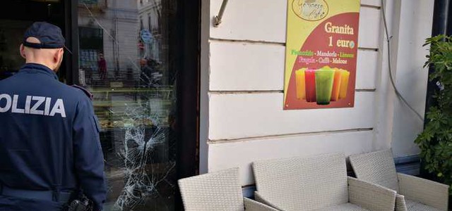 Danneggia negozi in centro, arrestato 48enne
