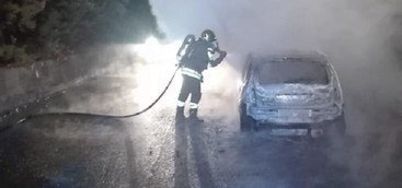 Auto in transito avvolta dalle fiamme nel Catanzarese, illeso conducente (FOTO)