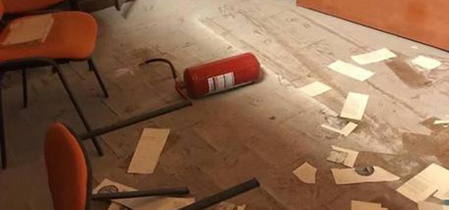 Raid vandalico in biblioteca Crotone