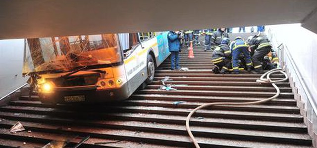 Mosca, autobus si schianta su scale metro, 4 morti e 13 feriti