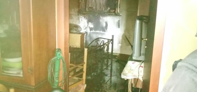 Appartamento in fiamme, intervengono vigili del fuoco