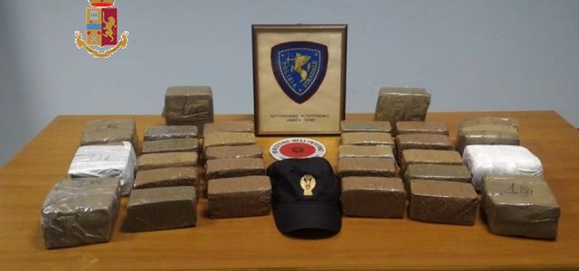 Nuovo arresto della Polizia di Stato in autostrada: un uomo che viaggiava con oltre 19 kg di droga