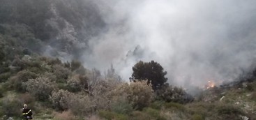 A fuoco una discarica abusiva nella presila Catanzarese, disagi per gli abitanti (FOTO)