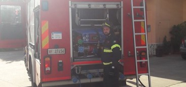 Incendio in abitazione, salva donna e le due bimbe