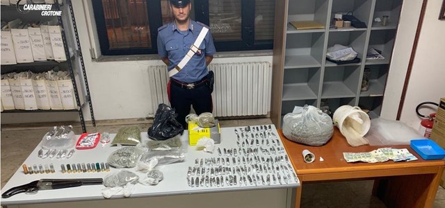 Scoperto con droga e fucile a canne mozze, arrestato 27enne
