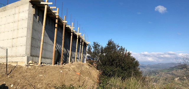 Un muro in cemento armato in zona rischio frane. Denunciato
