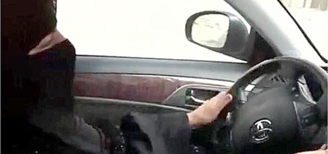 Rilasciate le prime dieci patenti a donne in Arabia Saudita