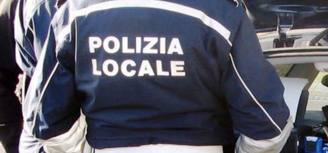 Occhiali da sole e borse contraffatte sequestrate al mercato di Lido