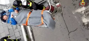Sedicenne in barella non può rientrare a casa, vigili del fuoco lo sollevano al terzo piano (VIDEO)