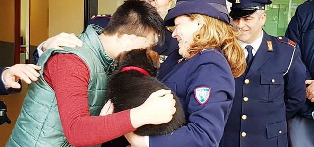 Comprano cane on line per figlio malato ma non arriva, la polizia di Cosenza regala Bea