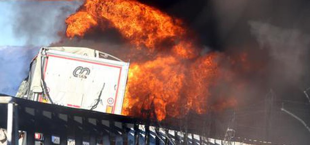 Si incendia cisterna su A21. Sei morti anche 2 bambini