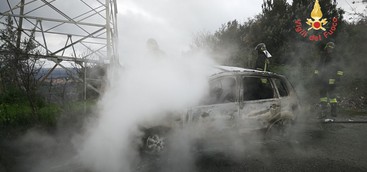 Auto in fiamme nel Catanzarese