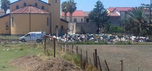 Lascia rifiuti in strada, fotografato